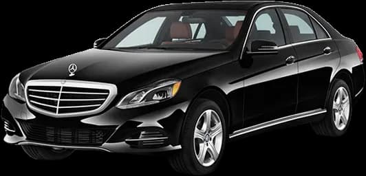 Siyah Mercedes E-Serisi sedan, önden çapraz görünüm
